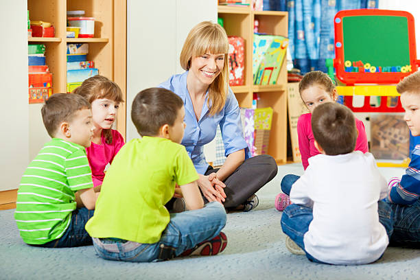 istock Teacher discussing with children 172487248