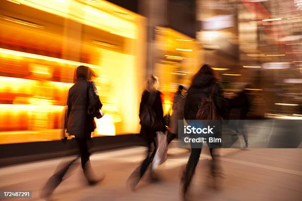 ぼやけた買い物客が通り過ぎる照明付き店の夕暮れ - 夜のストックフォトや画像を多数ご用意 - 夜, 歩く, 人物