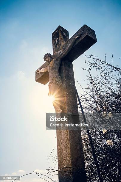 Crucifijo Con Sol Piedra Foto de stock y más banco de imágenes de Aire libre - Aire libre, Azul, Belleza de la naturaleza