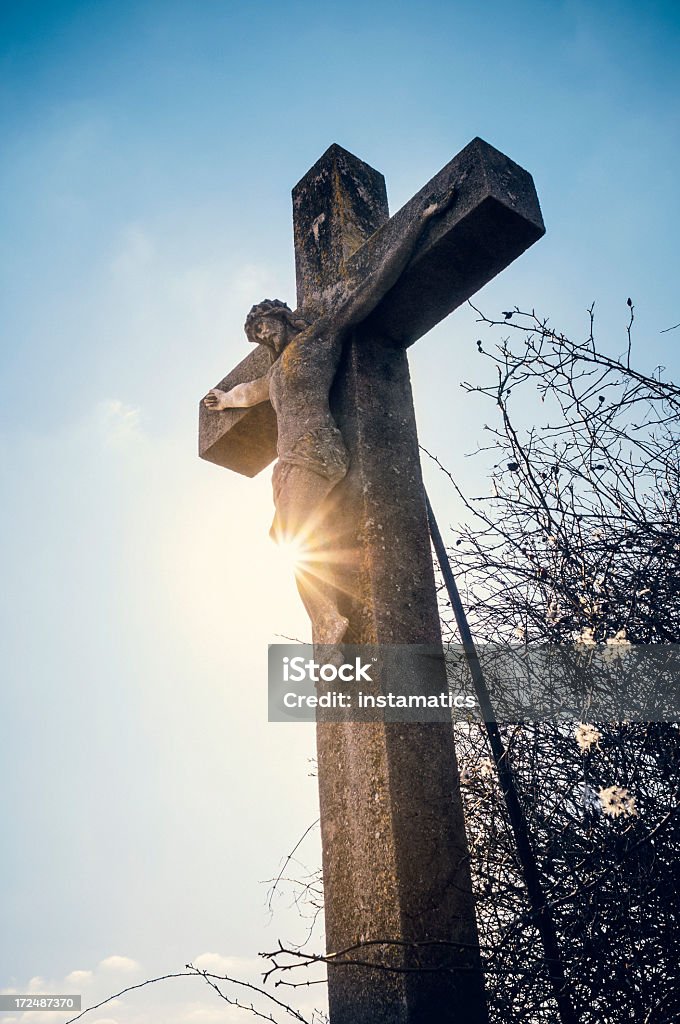 Stone Crocifisso con sole - Foto stock royalty-free di Ambientazione esterna