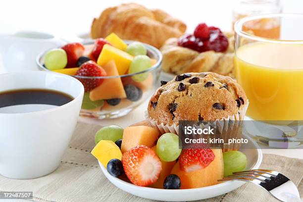 Tavolo Per La Prima Colazione - Fotografie stock e altre immagini di Muffin - Dolci - Muffin - Dolci, Frutta, Caffè - Bevanda