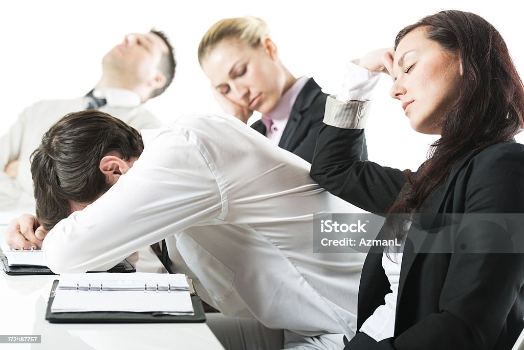 Grupo de gente de negocios en escritorio mirando agotado de estar - Foto de stock de Aburrimiento libre de derechos