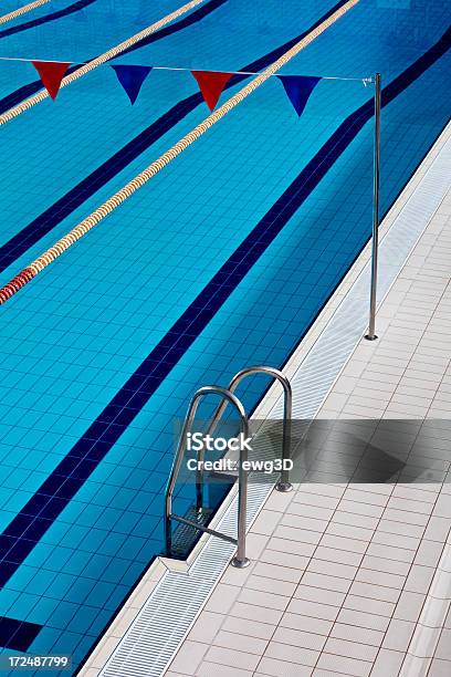 Piscina Con Escalones Foto de stock y más banco de imágenes de Interior - Interior, Piscina, Acero