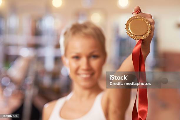 Ganador De Medalla De Oro Foto de stock y más banco de imágenes de Atlético - Atlético, Cinta, Mujeres