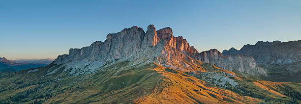 alpine landschaft - beauty in nature belluno clear sky color image stock-fotos und bilder