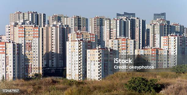 Photo libre de droit de Vue Sur La Ville Et Les Gratteciel Du Centreville Distanbul banque d'images et plus d'images libres de droit de Maison