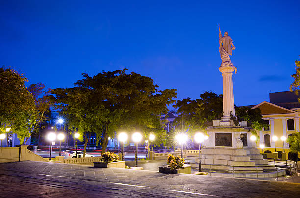 pomnik kolumba w starym san juan, portoryko - plaza de colon nobody horizontal san juan puerto rico zdjęcia i obrazy z banku zdjęć