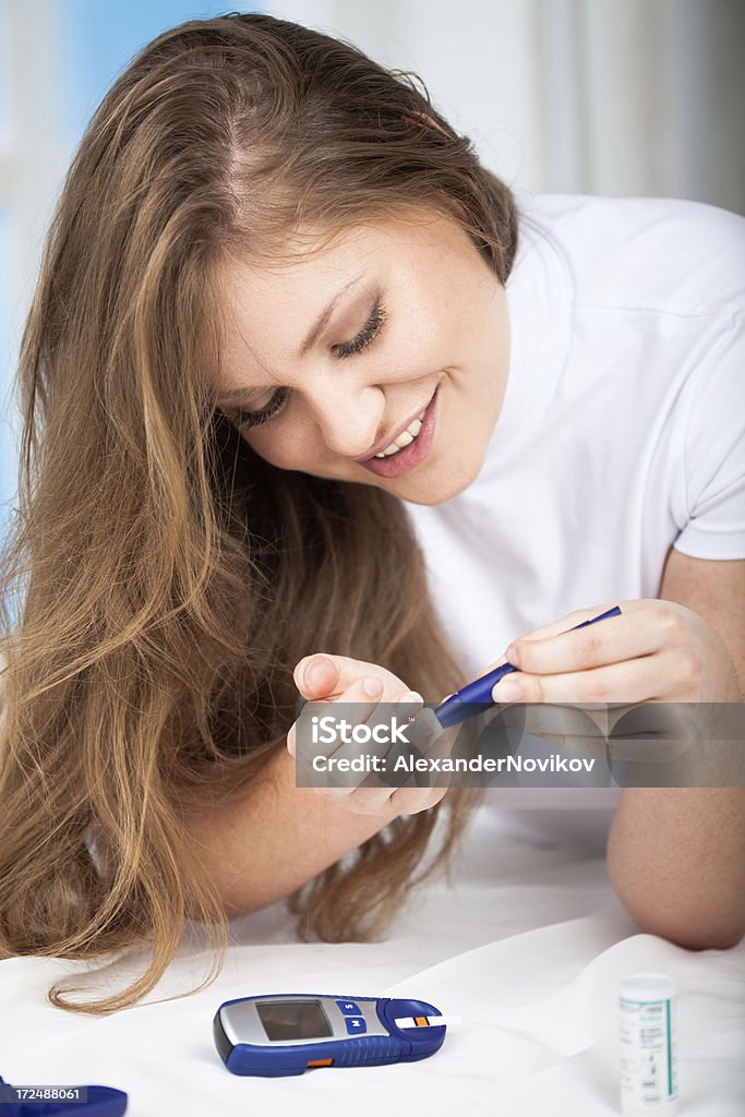 Feminino para diabéticos Glucose nível dos dedos fazendo um teste de sangue. - Foto de stock de Adulto royalty-free