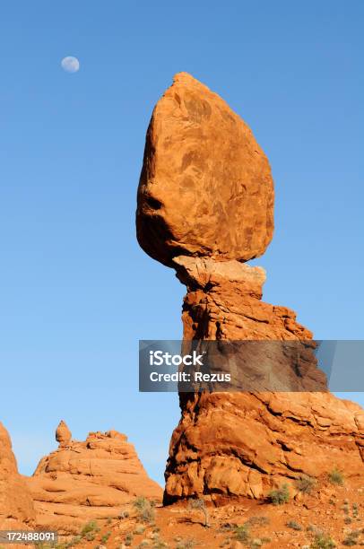 Zachód Słońca Krajobraz Z Zrównoważony Rock W Parku Narodowego Arches - zdjęcia stockowe i więcej obrazów Badlands