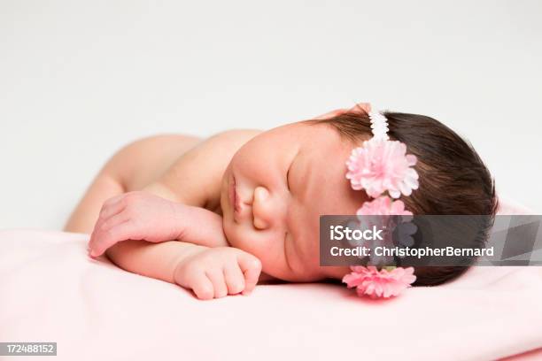 Niña Bebé Recién Nacido Foto de stock y más banco de imágenes de 0-1 mes - 0-1 mes, Acostado, Acostado boca abajo