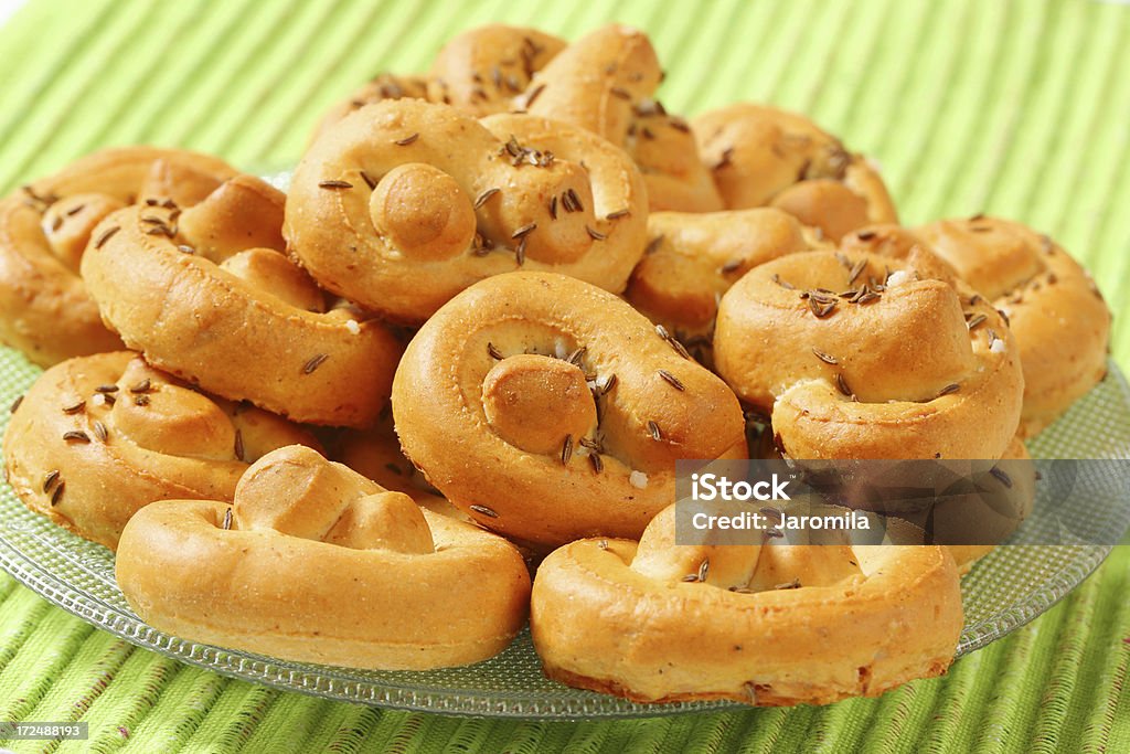 Pila de suave pretzels en una placa de vidrio - Foto de stock de Al horno libre de derechos