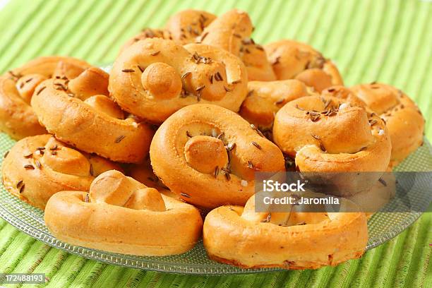 Pila De Suave Pretzels En Una Placa De Vidrio Foto de stock y más banco de imágenes de Al horno - Al horno, Alimento, Detalle de primer plano