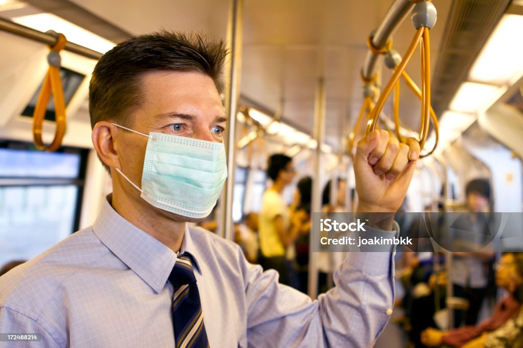 Madurez de un hombre de negocios usando la máscara protectora de metro - Foto de stock de Máscara de deporte libre de derechos