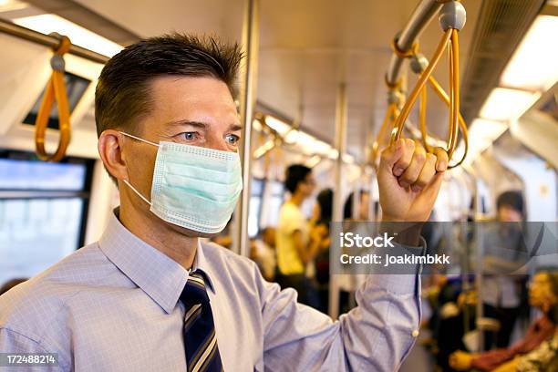 Madurez De Un Hombre De Negocios Usando La Máscara Protectora De Metro Foto de stock y más banco de imágenes de Máscara de deporte
