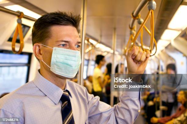 Curado De Forma Negócios Homem Vestindo Uma Máscara Para Protecção Do Metro - Fotografias de stock e mais imagens de Protecção Facial