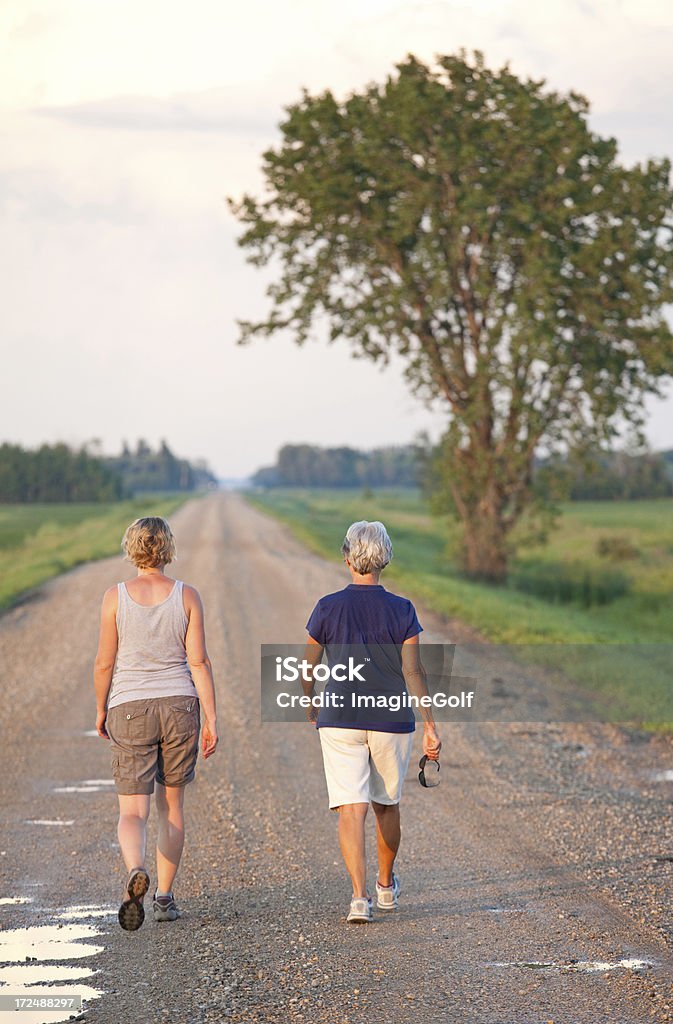 Duas mulher andar no país - Royalty-free Andar Foto de stock