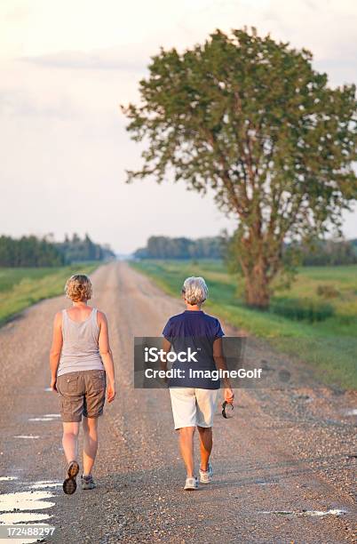 Duas Mulher Andar No País - Fotografias de stock e mais imagens de Andar - Andar, Ao Ar Livre, Mulheres