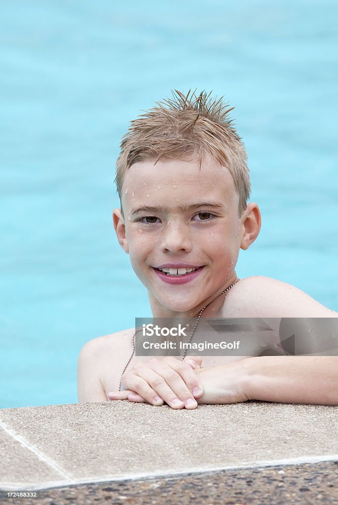 Junge entspannt in einem Swimmingpool - Lizenzfrei Bildkomposition und Technik Stock-Foto
