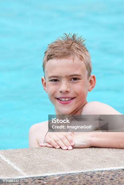 Junge Entspannt In Einem Swimmingpool Stockfoto und mehr Bilder von Bildkomposition und Technik - Bildkomposition und Technik, Blau, Blondes Haar