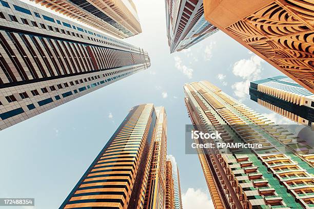 Oficina Skysraper En Dubai Foto de stock y más banco de imágenes de Acero - Acero, Aire libre, Alto - Descripción física
