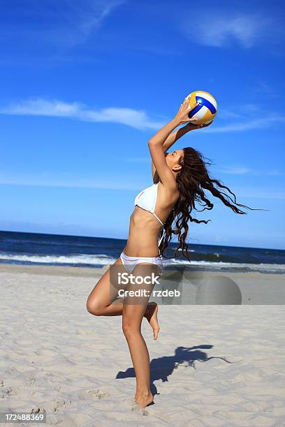 Foto de Vôlei De Praia e mais fotos de stock de 18-19 Anos - 18-19 Anos, Adolescente, Adolescentes Meninas