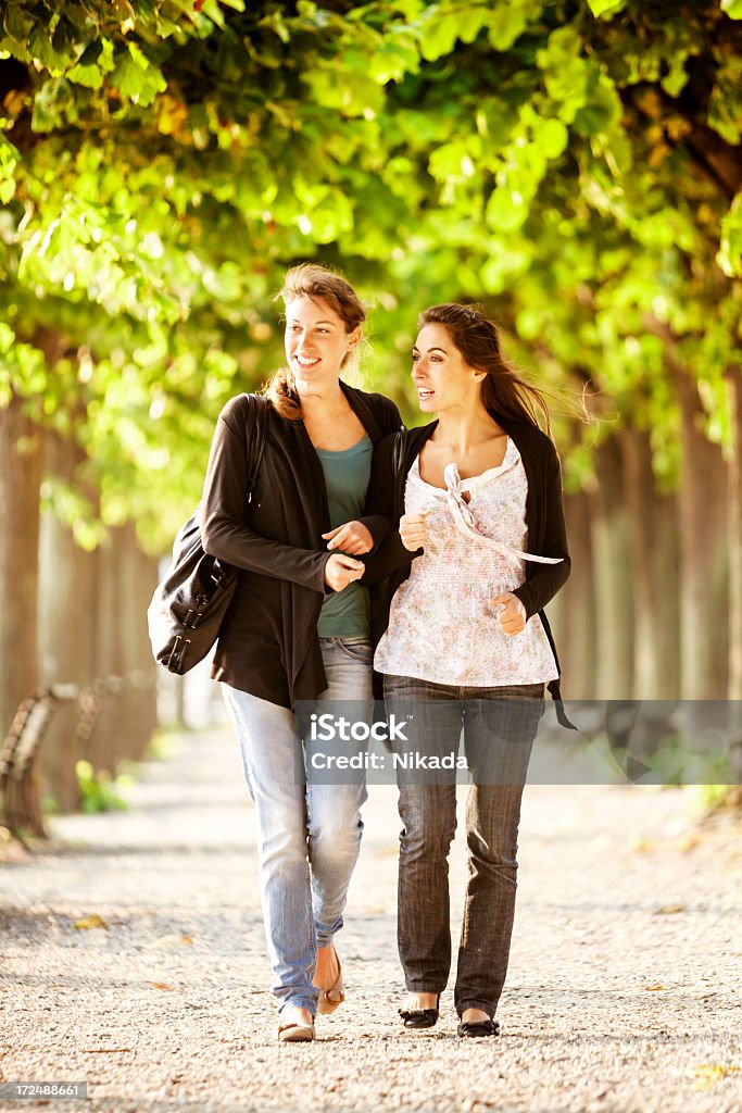 Glückliche Frauen Freunde zu Fuß im Park - Lizenzfrei Frauen Stock-Foto