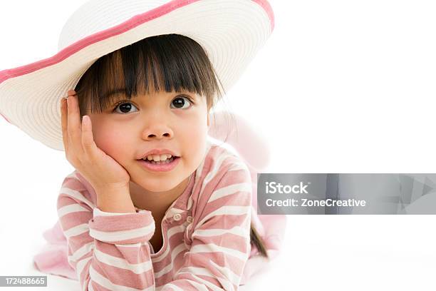 Photo libre de droit de Asiatique Belle Petite Fille Portrait Avec Un Chapeau Sur Un Fond Blanc banque d'images et plus d'images libres de droit de Affectueux