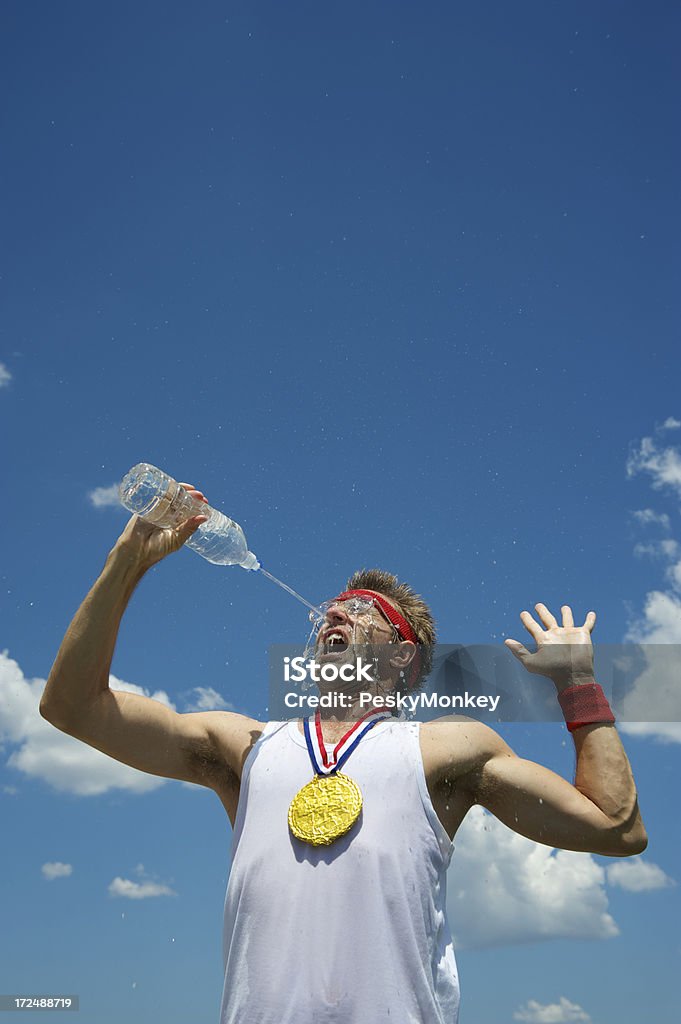 Medaglia d'oro Ebete atleta spruzzi il viso con acqua - Foto stock royalty-free di Dorato - Colore descrittivo