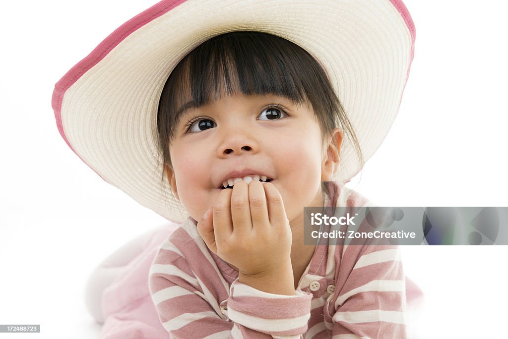 Hermoso Retrato de niña asiática con sombrero blanco de fondo - Foto de stock de Ala ancha libre de derechos