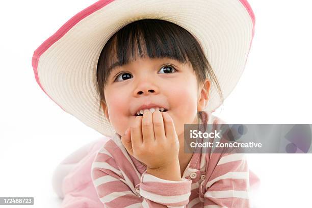 Hermoso Retrato De Niña Asiática Con Sombrero Blanco De Fondo Foto de stock y más banco de imágenes de Ala ancha