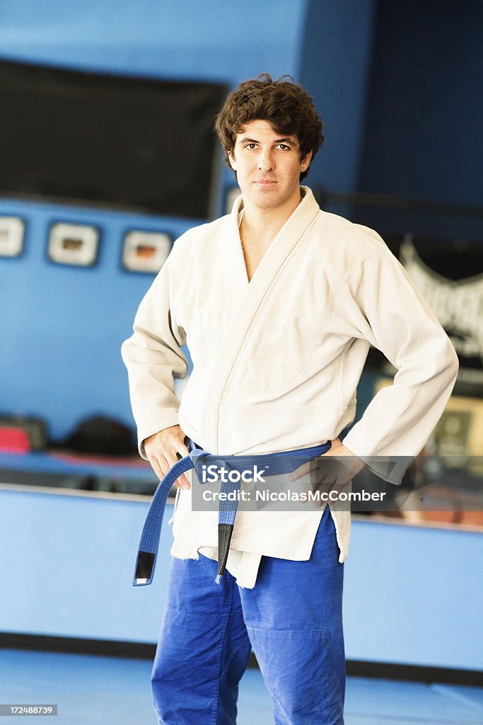 Cinto azul Lutador de artes marciais em Gi as mãos nas ancas - Royalty-free 20-29 Anos Foto de stock