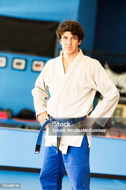 Cinto Azul Lutador De Artes Marciais Em Gi As Mãos Nas Ancas - Fotografias de stock e mais imagens de 20-29 Anos