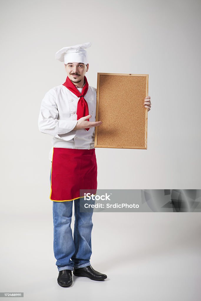 Chef cuisinier tenant menu blanc à repasser - Photo de Chef cuisinier libre de droits
