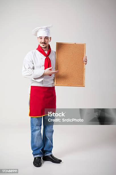 Chef Segurando Em Branco Menu Board - Fotografias de stock e mais imagens de Chefe de Cozinha - Chefe de Cozinha, Humor, 20-29 Anos