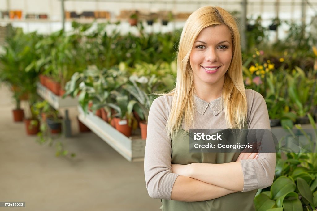 Jeune femme souriant Jardinier - Photo de Adulte libre de droits