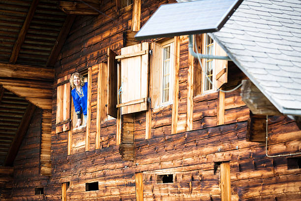 painel solar no cabana dos alpes - lenk im simmental - fotografias e filmes do acervo