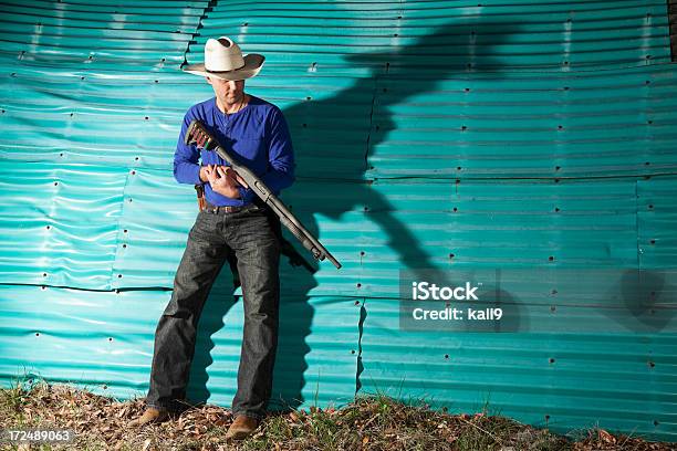 Hombre Que Agarra De Escopeta Foto de stock y más banco de imágenes de Escopeta - Escopeta, Indicador, Número 12