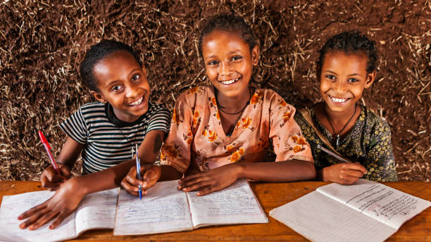 rapariga africano é aprendizagem de línguas amárico - africa child ethiopian culture people imagens e fotografias de stock