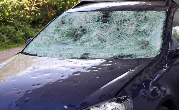 車の雹による損傷。大きな雹石が車を完全に破壊しました - ヒョウ ストックフォトと画像