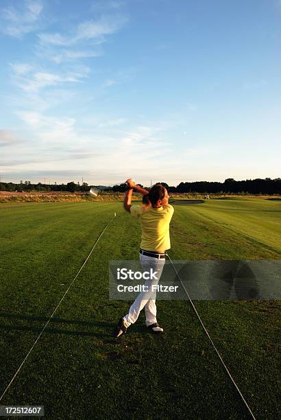 Hit Il Bambino - Fotografie stock e altre immagini di Adulto - Adulto, Allenamento, Campo di allenamento per il golf