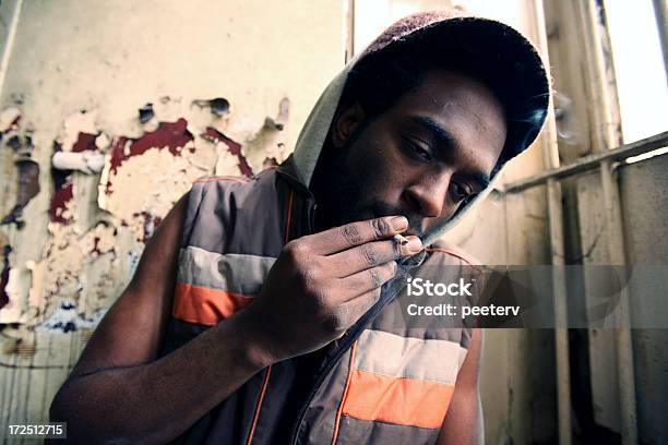 Palenie Tytoniu - zdjęcia stockowe i więcej obrazów Uzależnienie - Uzależnienie, Afroamerykanin, Afrokaraibowie