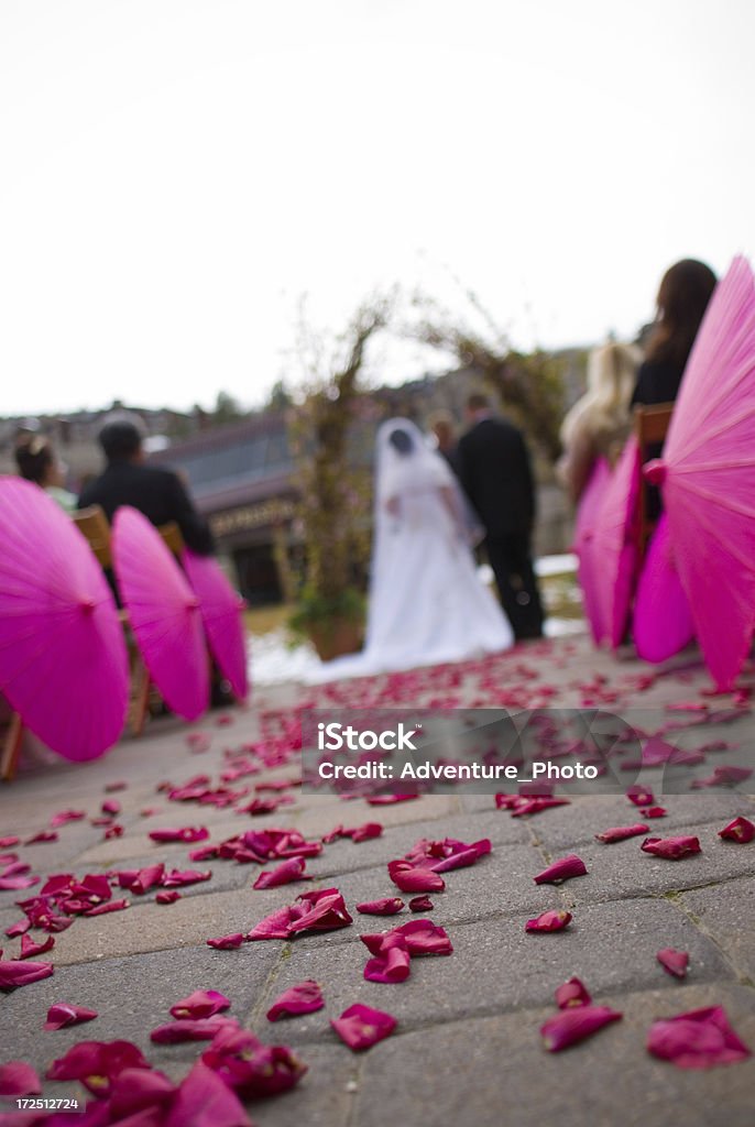 Hochzeitszeremonie mit rosa Blütenblätter und Sonnenschirme - Lizenzfrei Aufnahme von unten Stock-Foto