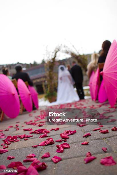 Hochzeitszeremonie Mit Rosa Blütenblätter Und Sonnenschirme Stockfoto und mehr Bilder von Aufnahme von unten