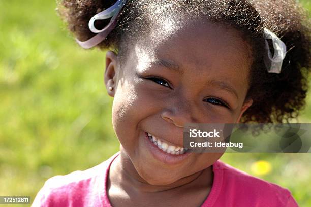 외부 웃는 행복한 어린 소녀 소녀에 대한 스톡 사진 및 기타 이미지 - 소녀, 아프리카계 미국 민족, 2-3 살