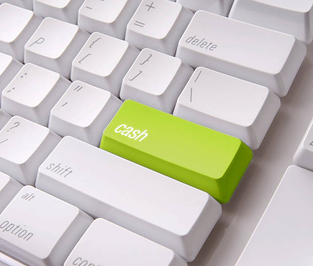 istock Green Cash key on a computer keyboard with clipping path 172512941