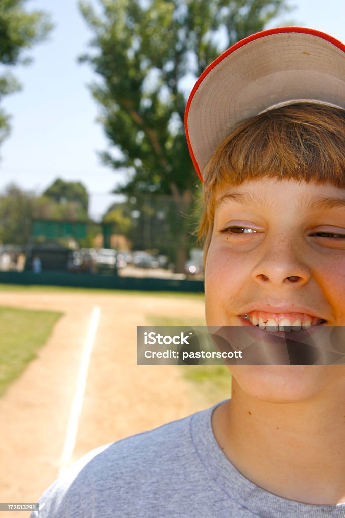 Feliz jugador de béisbol - Foto de stock de 12-13 años libre de derechos