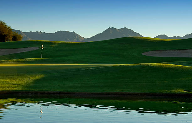 夕暮れのアリゾナのゴ�ルフ - arizona scottsdale golf lake ストックフォトと画像