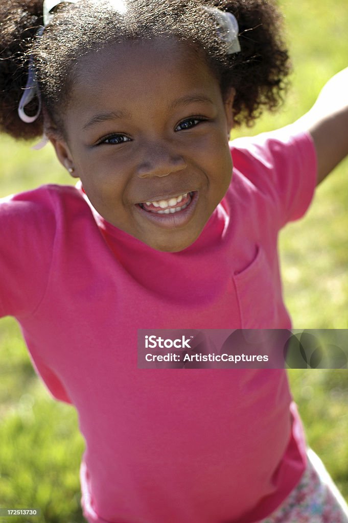 Bambina felice sorridente all'aperto - Foto stock royalty-free di 2-3 anni