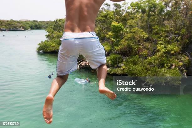 Wieder Der Junge Mann Springt Von Klippe In River Copyspace Stockfoto und mehr Bilder von Felsenspringen