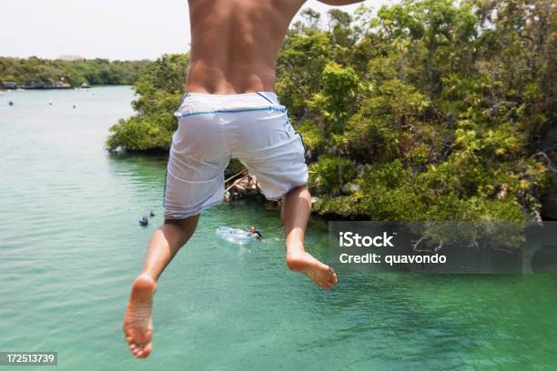 Foto de Volta Do Jovem De Saltar De Penhasco Em Um Rio Copyspace e mais fotos de stock de Ilhas do Pacífico